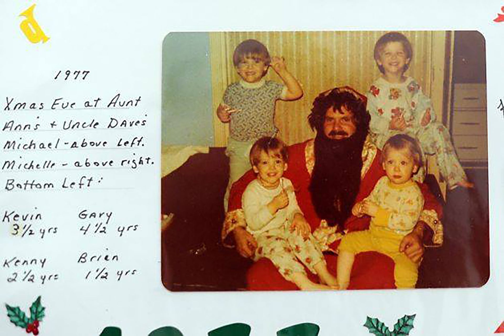 Navidad de 1977, David vestido de Papá Noel junto a sus hijos Kevin, Gary, Kenny y Brian.