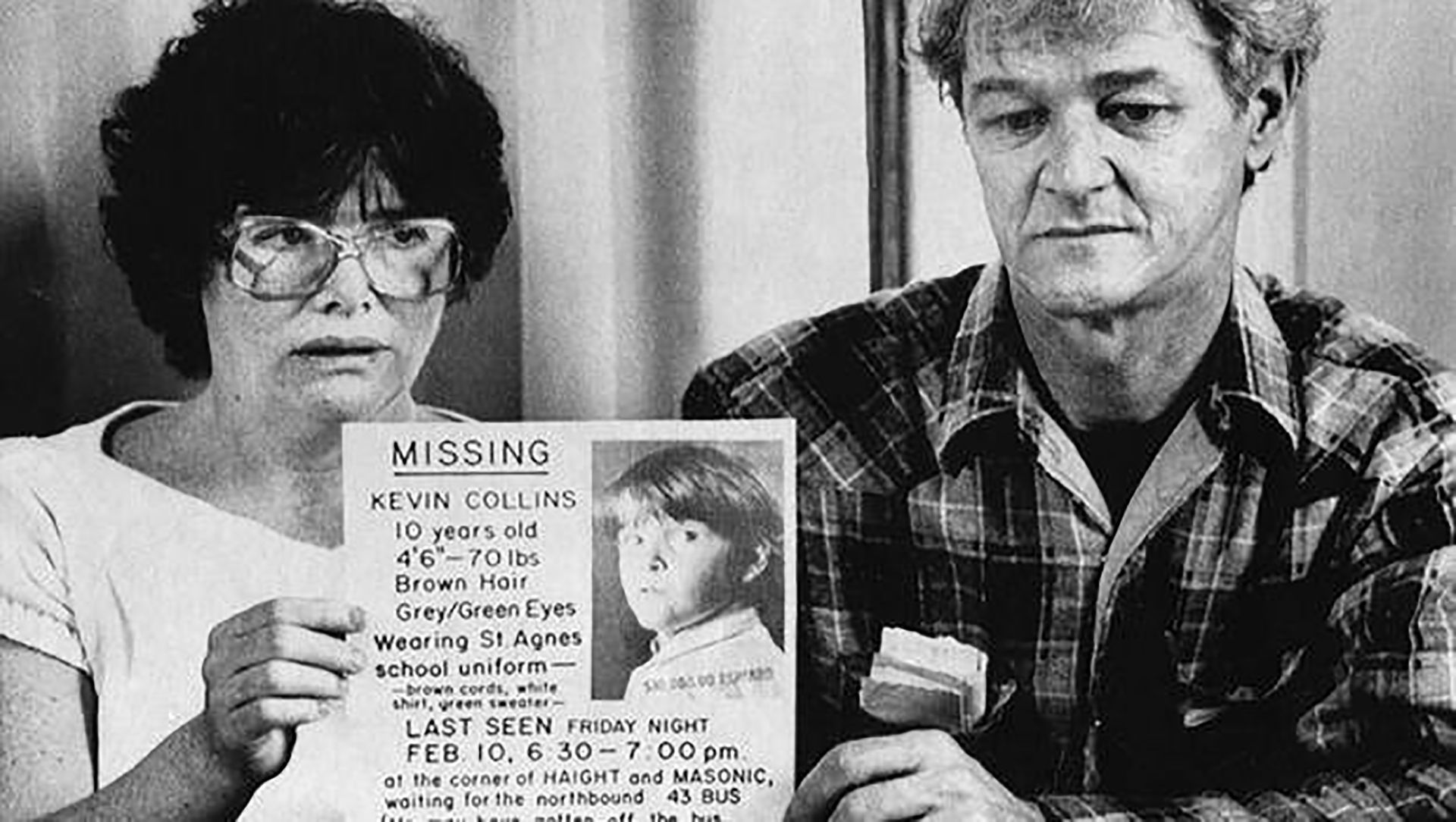 Ann y David Collins muestran una de los primeros carteles que realizaron para encontrar a su pequeño hijo de 10 años, Kevin, que desapareció en San Francisco (AP)