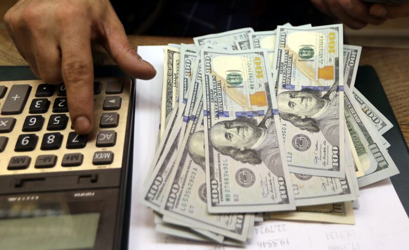 Imagen de archivo de un empleado contando billetes de dólar en una casa de cambio en el centro de El Cairo, Egipto. 20 marzo 2019. REUTERS/Mohamed Abd El Ghany