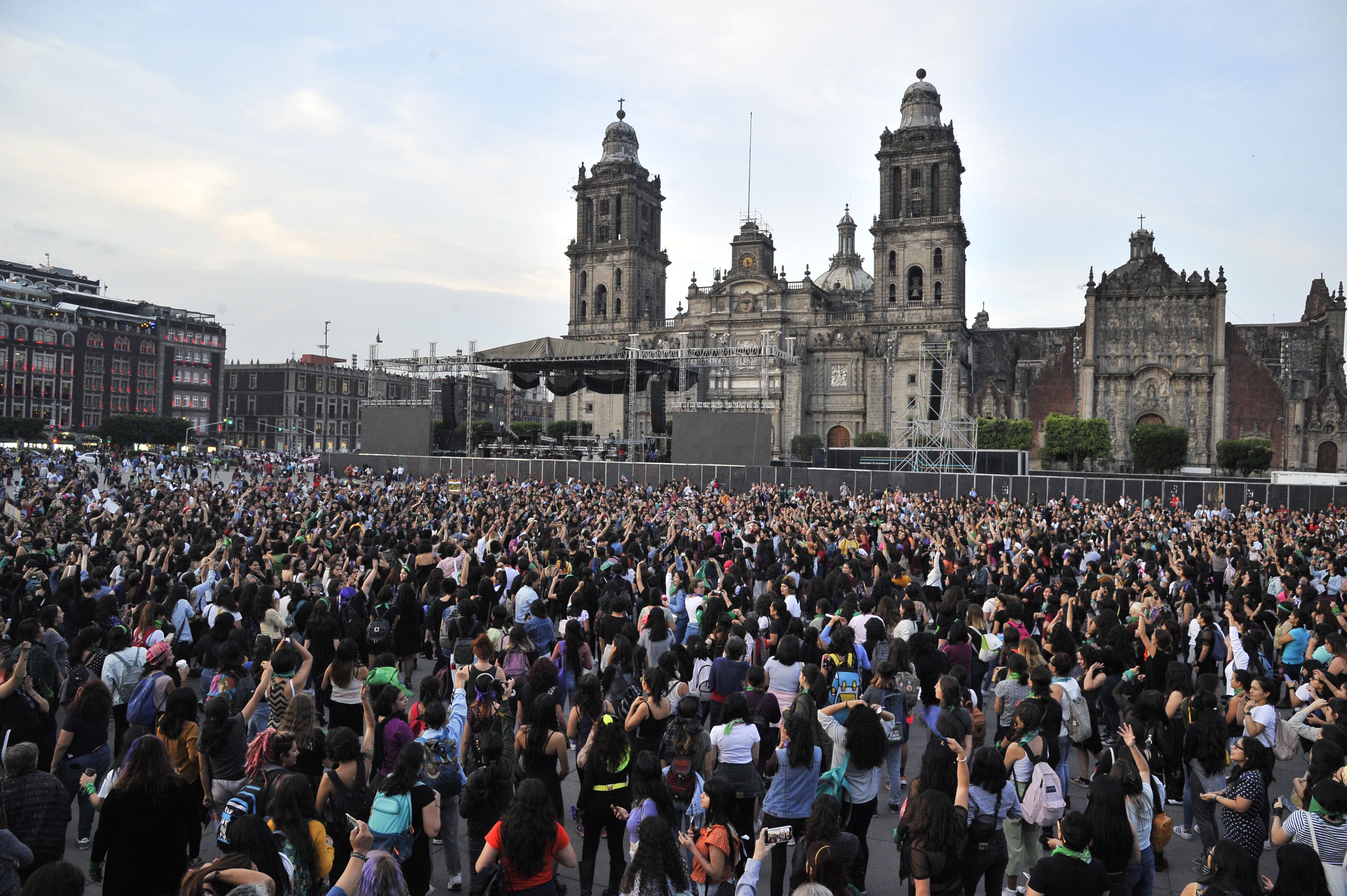 Ciudad de México, México, después de que un video de Chile se velarizará cientos de mujeres mexicanas se sumaron al Performance “Un violador en tu camino” (Foto: Claudio Cruz/ AFP)