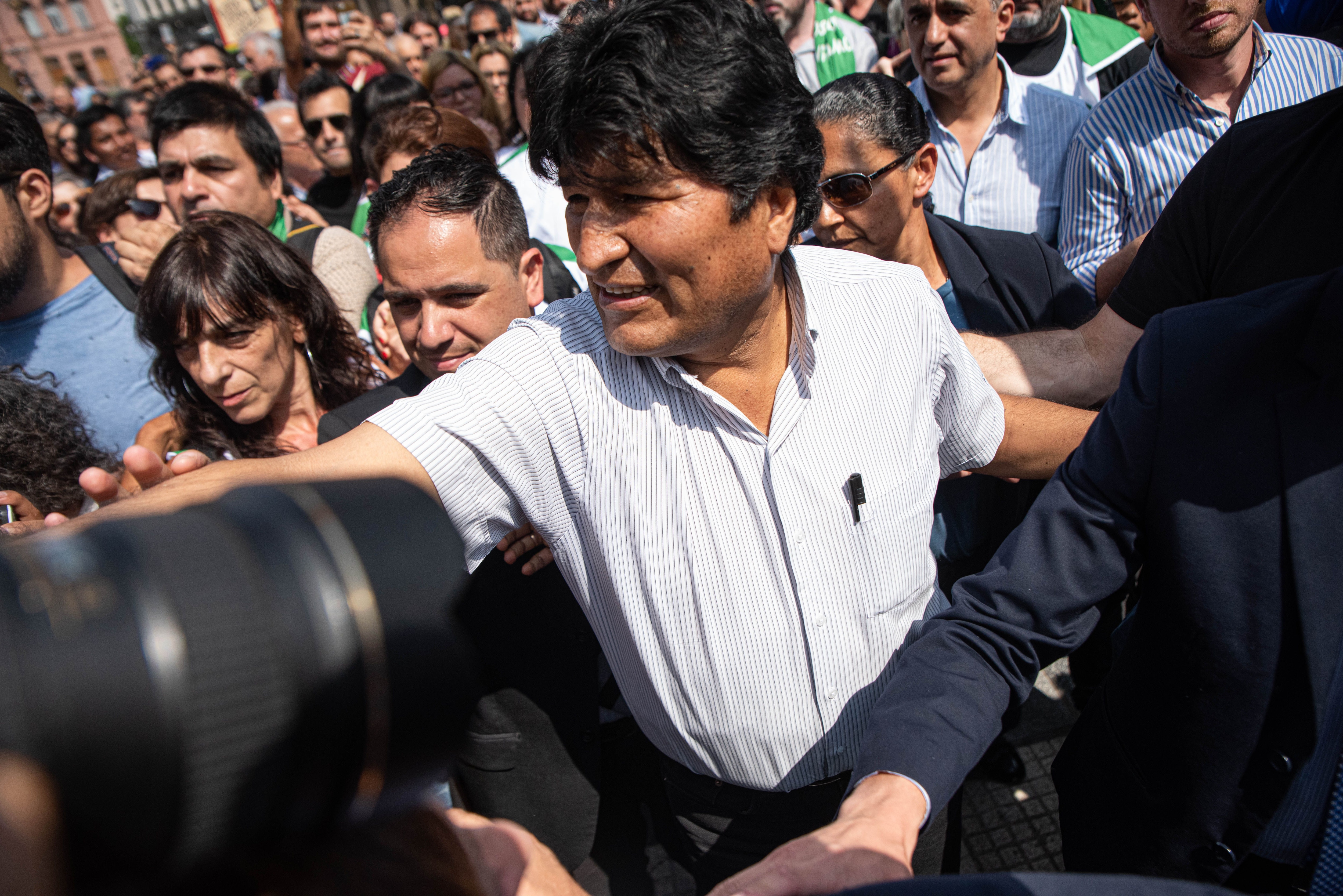 Evo Morales estuvo en Plaza de Mayo, donde saludó a la gente que le brindó su apoyo