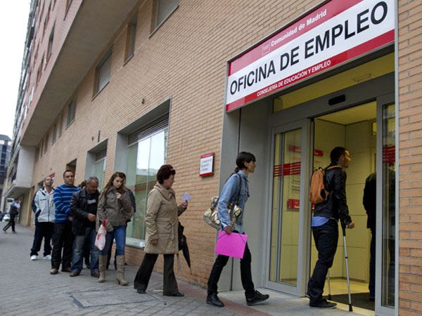 Tras las crisis de 2008, el desempleo llegó a su pico de 26% en 2013 en España. Luego bajó y se estabilizó en el 14% actual, uno de los más altos de la Unión Europea.