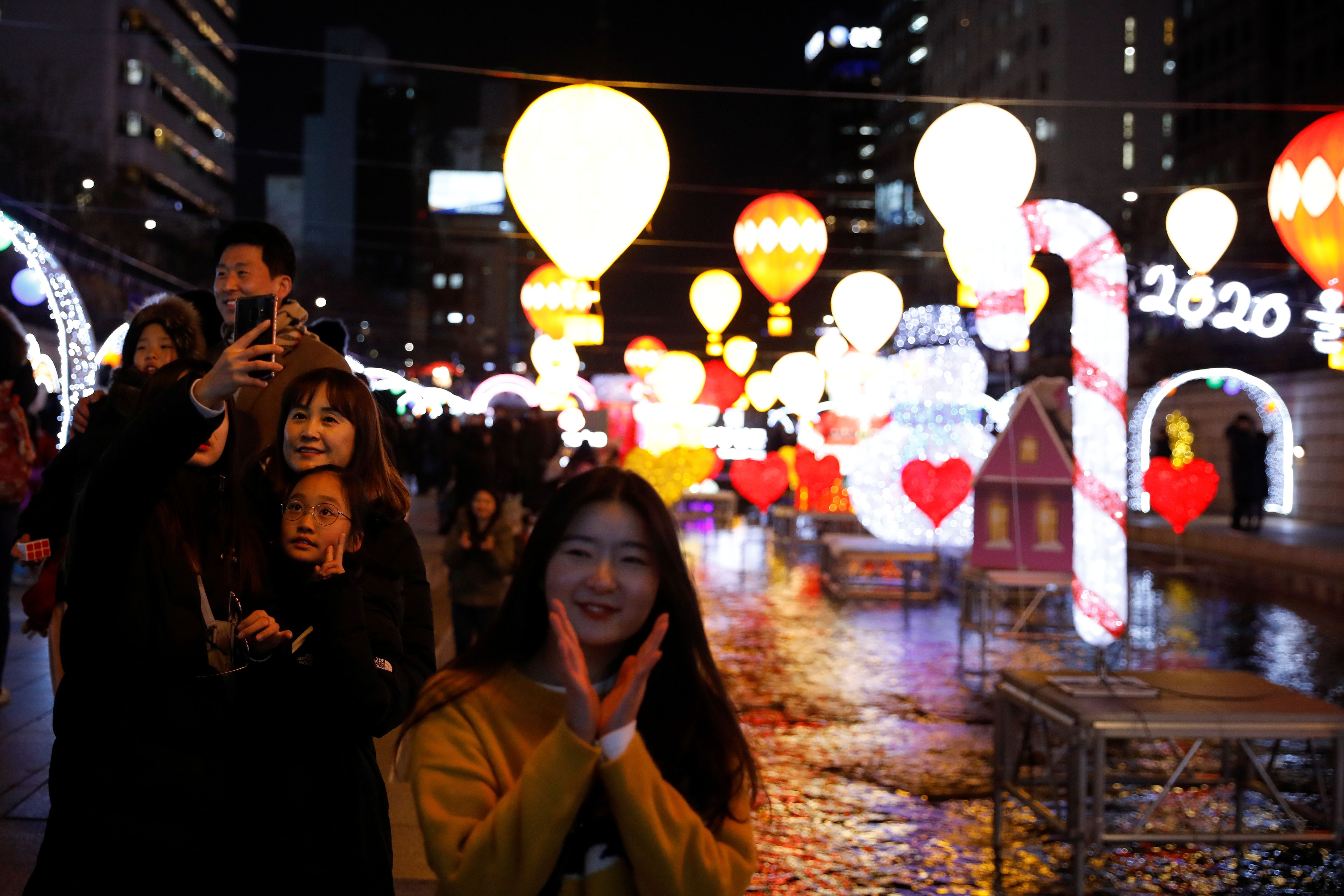 Coreanos se sacan selfies durante la celebración del año nuevo en las calles de Seúl
