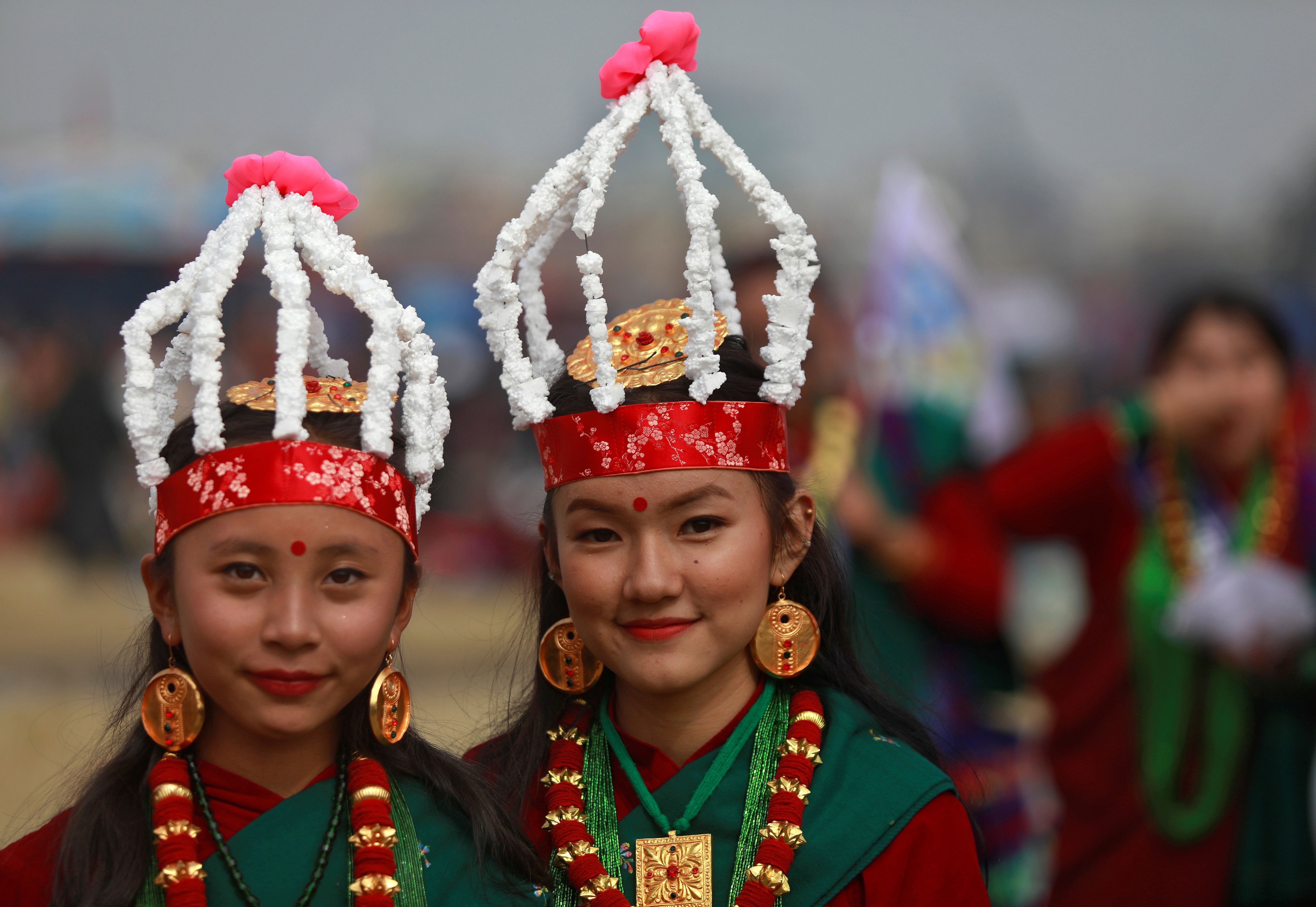 Jóvenes con vestidos tradicionales participan del desfile de Tamu Lhosar en las calles de Katmandú, Nepal, para celebrar la llegada del nuevo año.