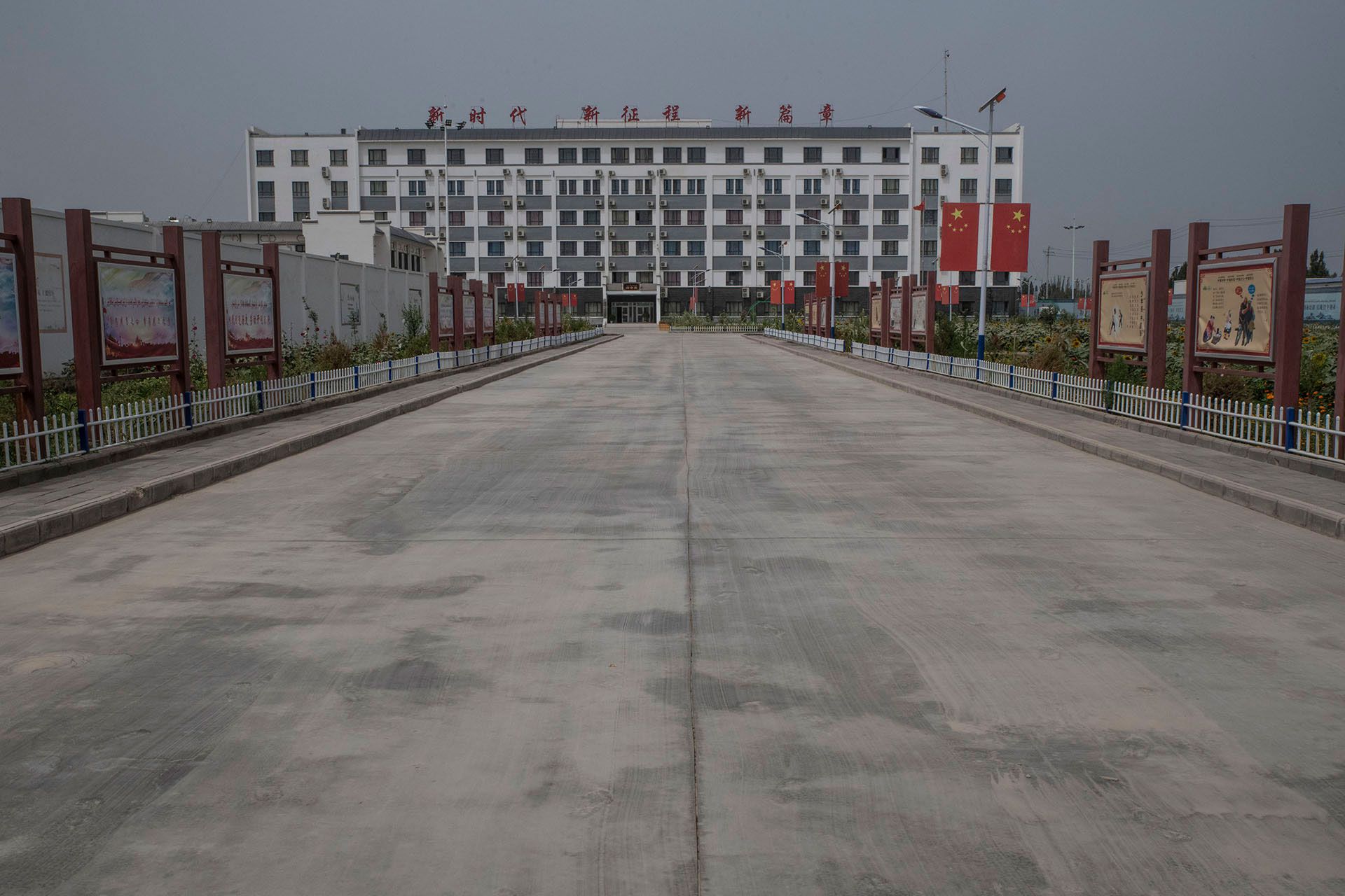 Uno de los cientos de campamentos de concentración donde China alberga a los Uigures para su "reeducación" forzosa. (The New York Times)