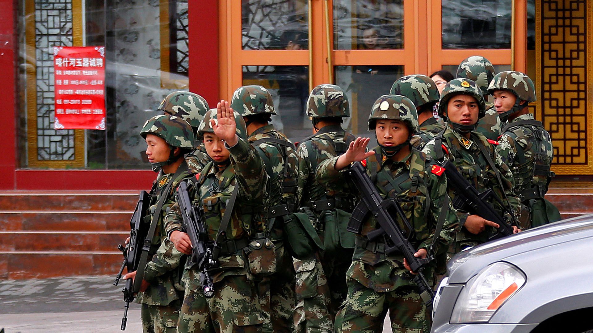 Policías paramilitares chinos en el centro de Urumqi en la Región Autónoma Uigur del Xinjiang (REUTERS/Petar Kujundzic)