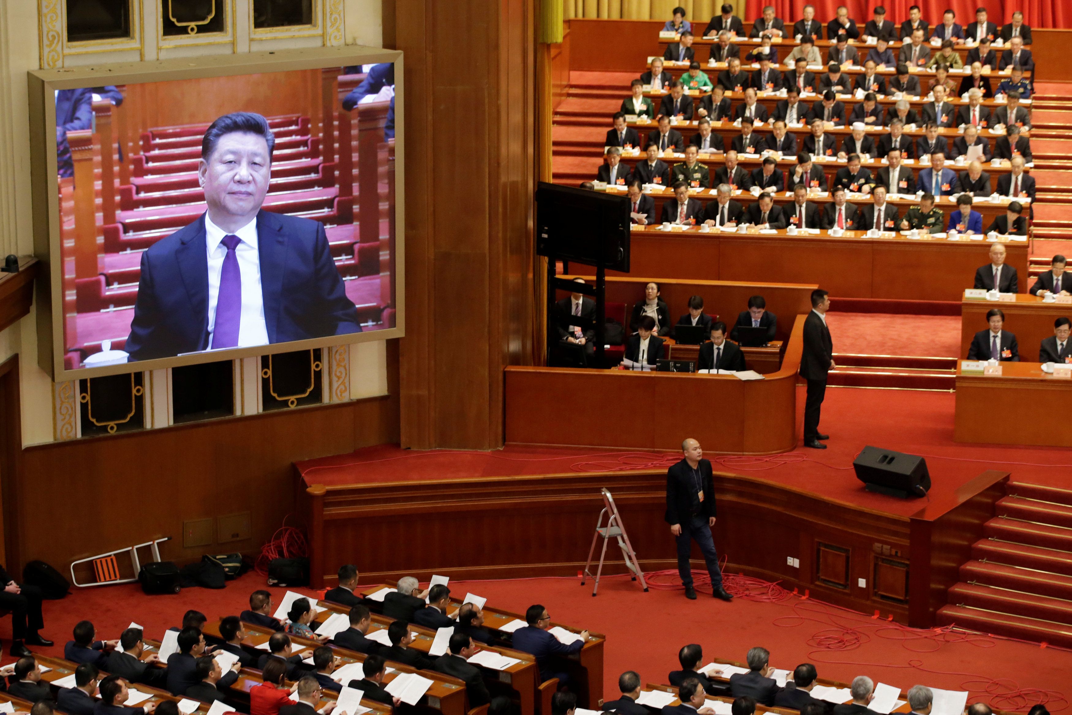 El presidente chino, Xi Jinping, es visto en una pantalla gigante durante la sesión de apertura de la Conferencia Consultiva Política del Pueblo Chino (CPPCC) en el Gran Salón del Pueblo en Beijing, China, el 3 de marzo de 2019. REUTERS / Jason Lee