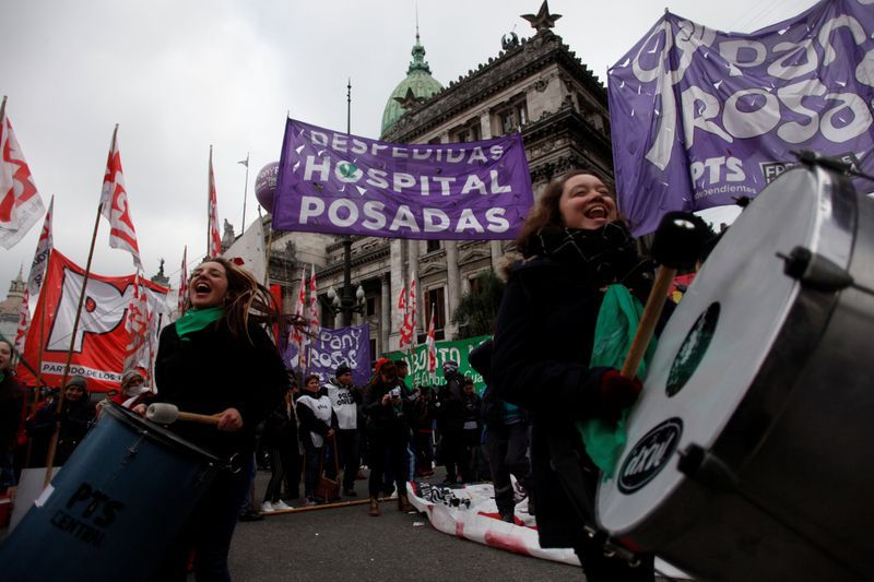 Manifestantes durante una protesta a favor de legalizar el aborto en Buenos Aires, el 13 de junio de 2018. REUTERS/Martin Acosta