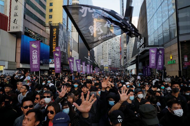 Manifestantes levantan la mano durante una marcha del Día de los Derechos Humanos, en Hong Kong, China, el 8 de diciembre de 2019. REUTERS/Thomas Peter