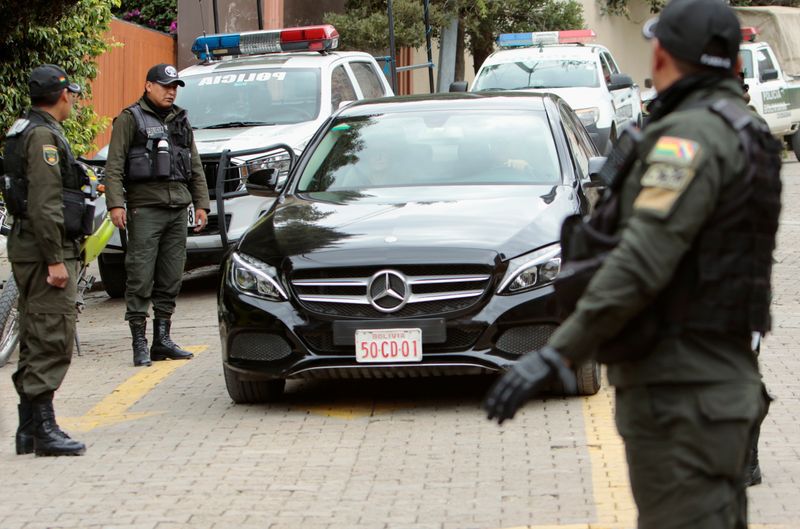 Policías cerca de un vahículo diplomático en la entrada de la Urbanización La Rinconada, donde se ubica la residencia del embajador mexicano, en La Paz, Bolivia, Diciembre 31, 2019. REUTERS/Manuel Claure