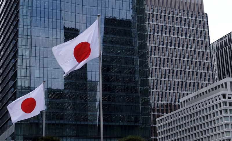 Imagen de archivo de banderas nacionales de Japón ondeando frente a edificios en el distrito de negocios de Tokio, Japón. 22 de febrero, 2016. REUTERS/Toru Hanai/Archivo