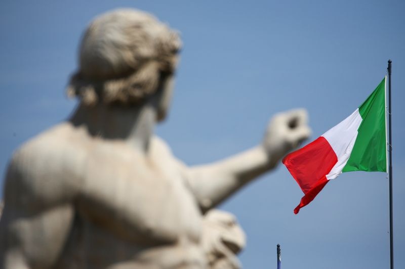 Foto de archivo de una bandera de Italia flameando sobre el Palacio Quirinal en Roma. May 30, 2018. REUTERS/Tony Gentile