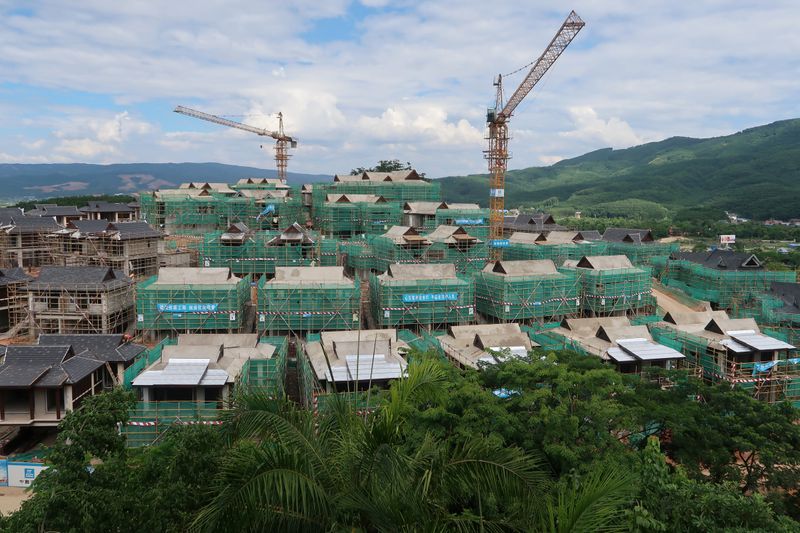 FOTO DE ARCHIVO: Villas de la propiedad inmobiliaria "Viva Villa" desarrollado por Ping An Real Estate se ven en construcción en la Prefectura Autónoma de Xishuangbanna Dai, Provincia de Yunnan, China, 20 de junio de 2019. REUTERS/Lusha Zhang