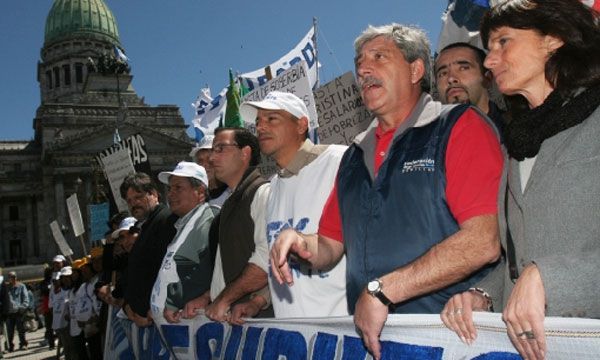 Eduardo Buzzi (chaleco oscuro) en tiempos de la rebelión agraria de 2008. Esta semana, además, fue nuevamente procesado por un acto de protesta en el marco de ese conflicto. 