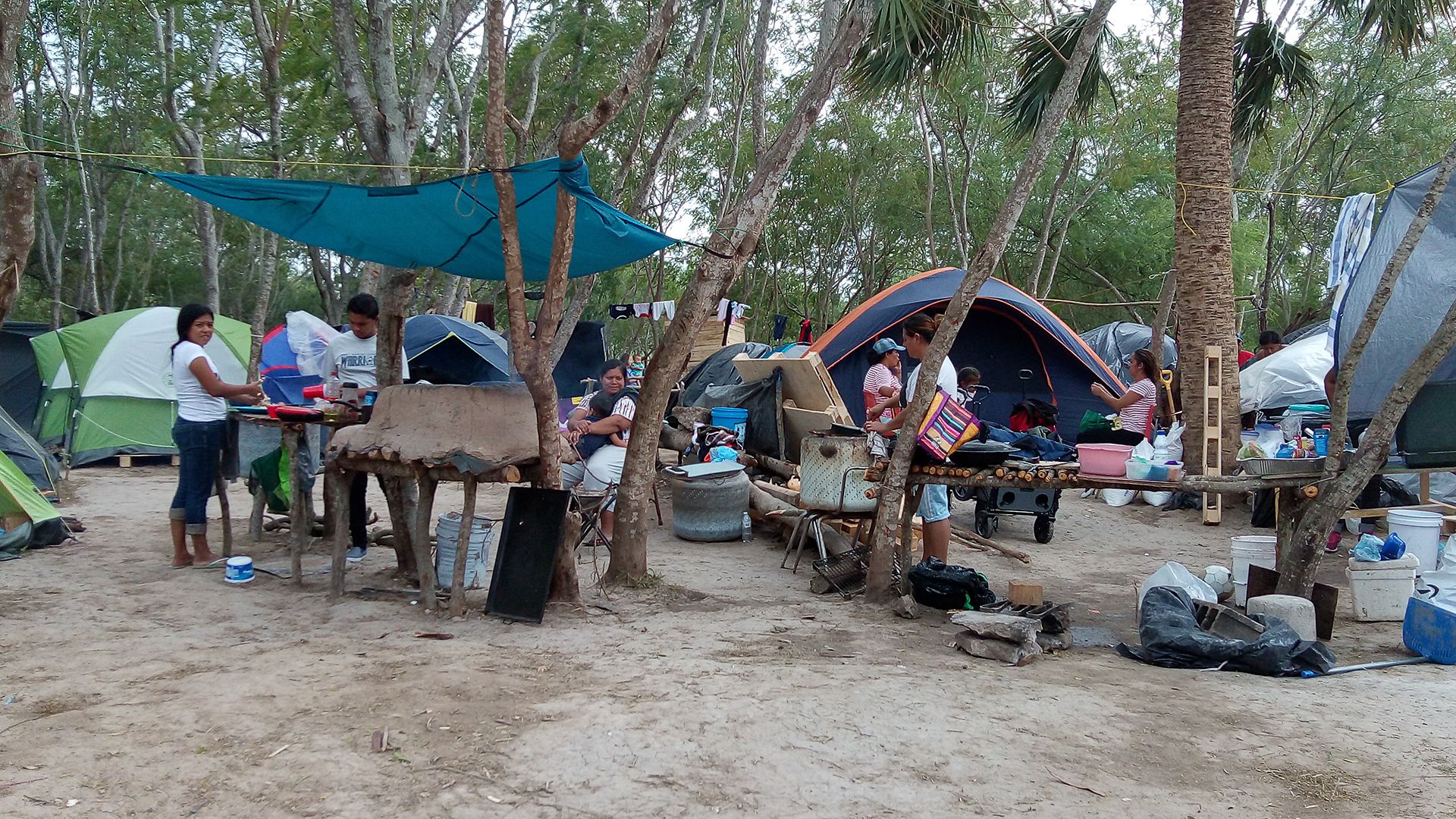 Migrantes acampan en la frontera mexicana a la espera de una audiencia de migración que les conceda asilo y poder cumplir el sueño americano