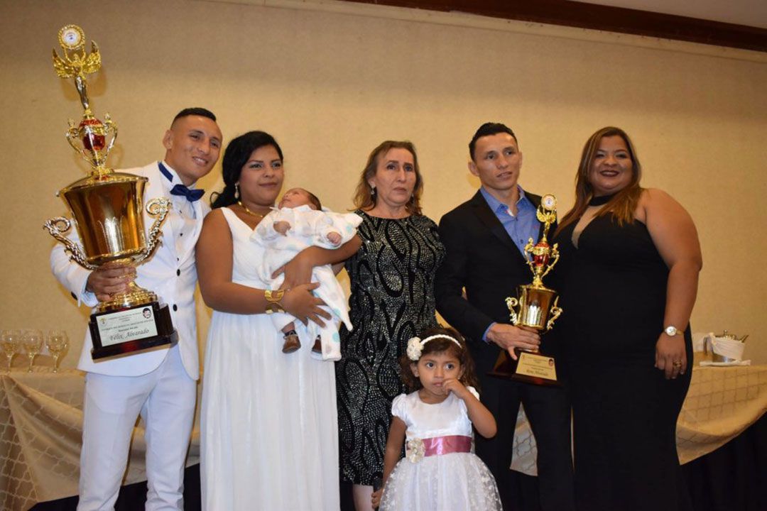 Los gemelos Alvarado con su madre, doña Mayra Sánchez (centro), sus esposas e hijos. (Foto cortesía de Bayron Saavedra)