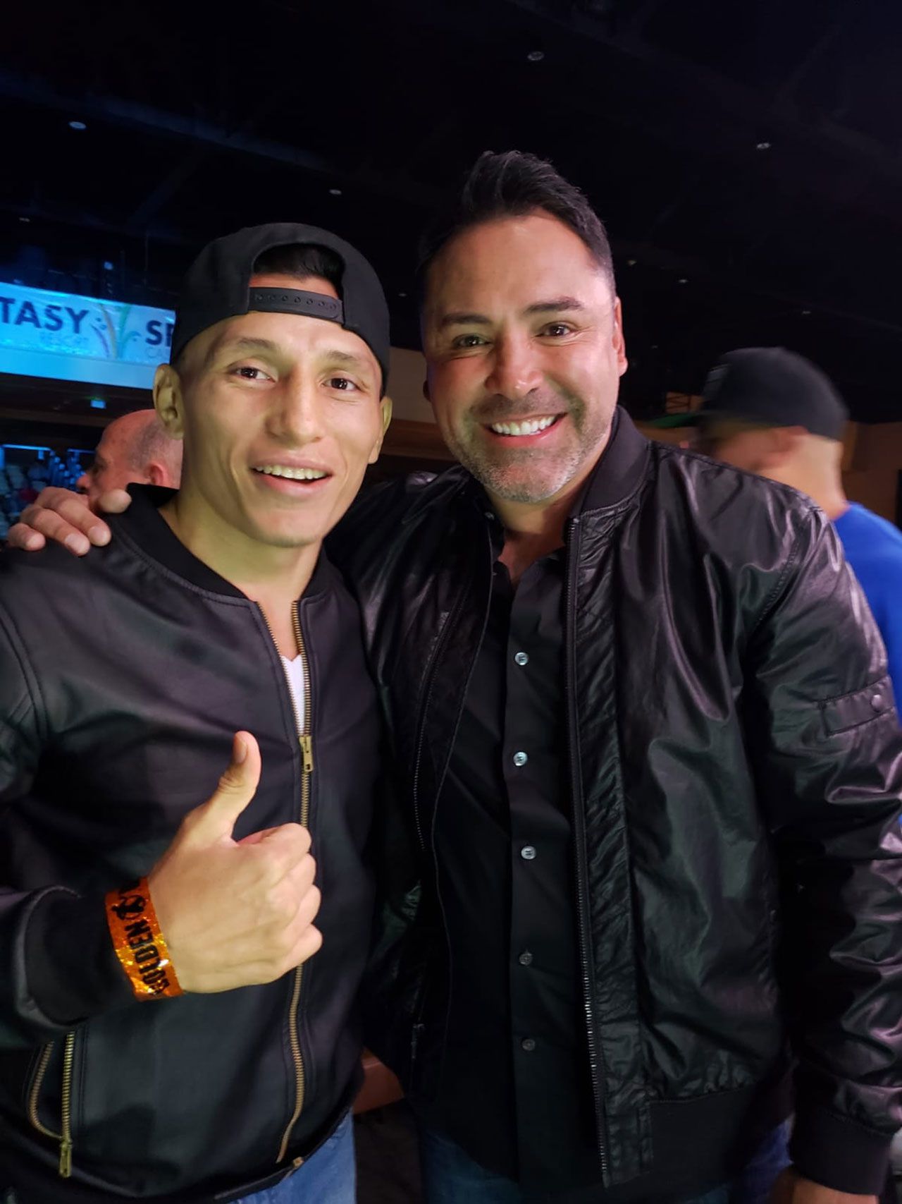 El boxeador René Alvarado con el ocho veces campeón y dueño mayoritario de la promotora Golden Boy Promotions, Oscar de la Hoya. (Foto cortesía familia Alvarado)