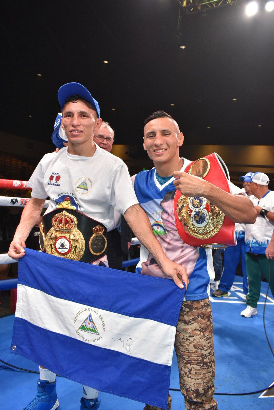 Los gemelos nicaragüenses celebran la victoria de René Alvarado (izquierda) tras ganar el campeonato mundial Super Pluma de la AMB el 23 de noviembre pasado (Foto cortesía de Bayron Saavedra)