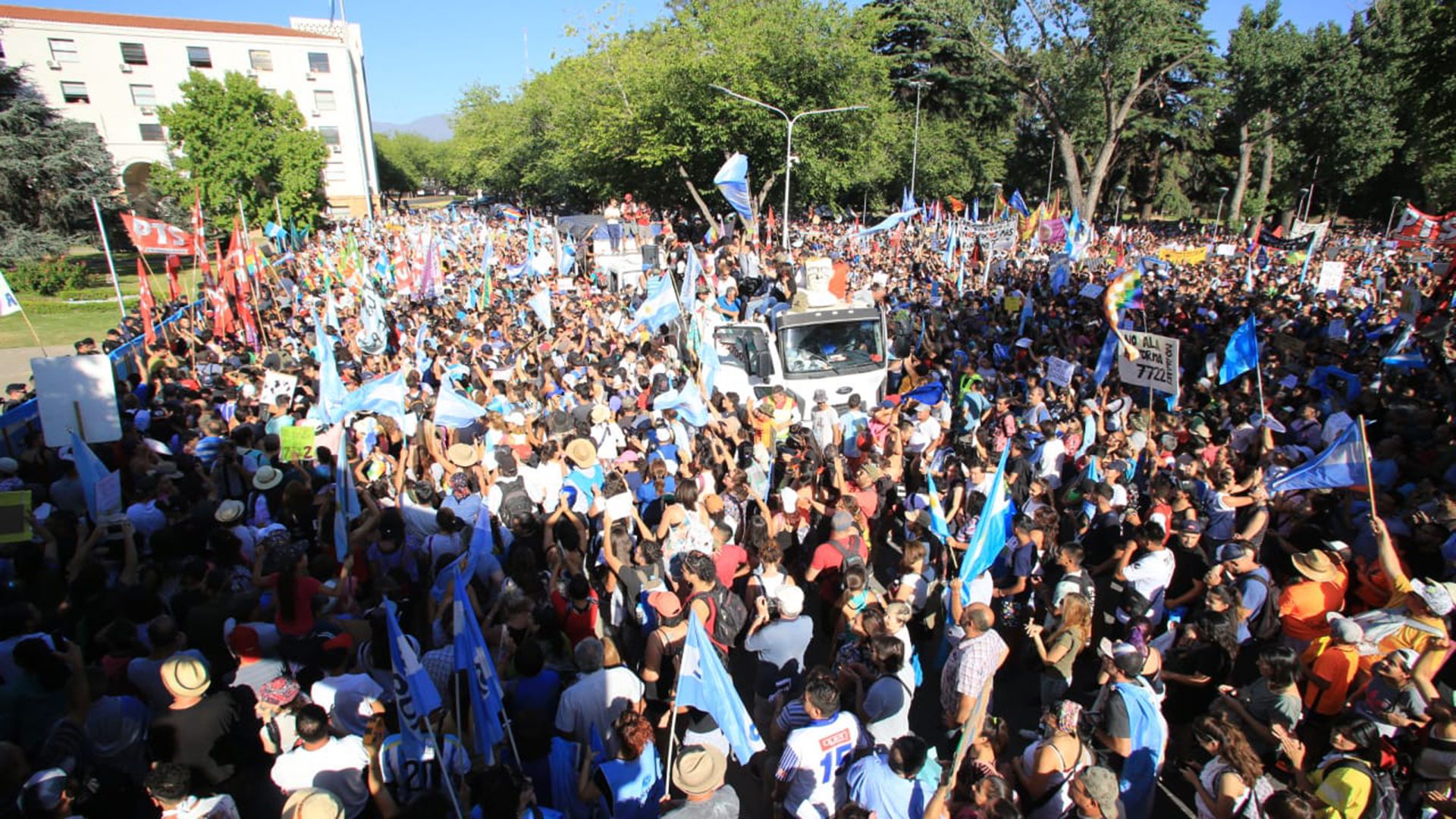 Durante la mañana de hoy comenzaron a llegar las primeras columnas de manifestantes al frente de la gobernación de Mendoza