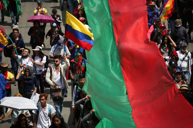 Manifestantes participan en la tercera huelga nacional convocada por sindicatos, estudiantes y organizaciones sociales contra las políticas económicas y sociales del presidente Iván Duque en Bogotá, Colombia, 4 de diciembre, 2019. REUTERS/Luisa González
