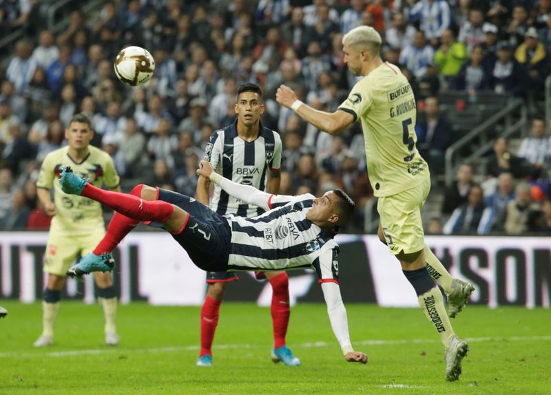 Rogelio Funes Mori impacta el balón de chilena para anotar el gol que le dio el triunfo a Monterrey sobre América en la final de ida del torneo Apertura en México. Estadio BBVA, Monterrey, México. 26 de diciembre de 2019.
REUTERS/Daniel Becerril