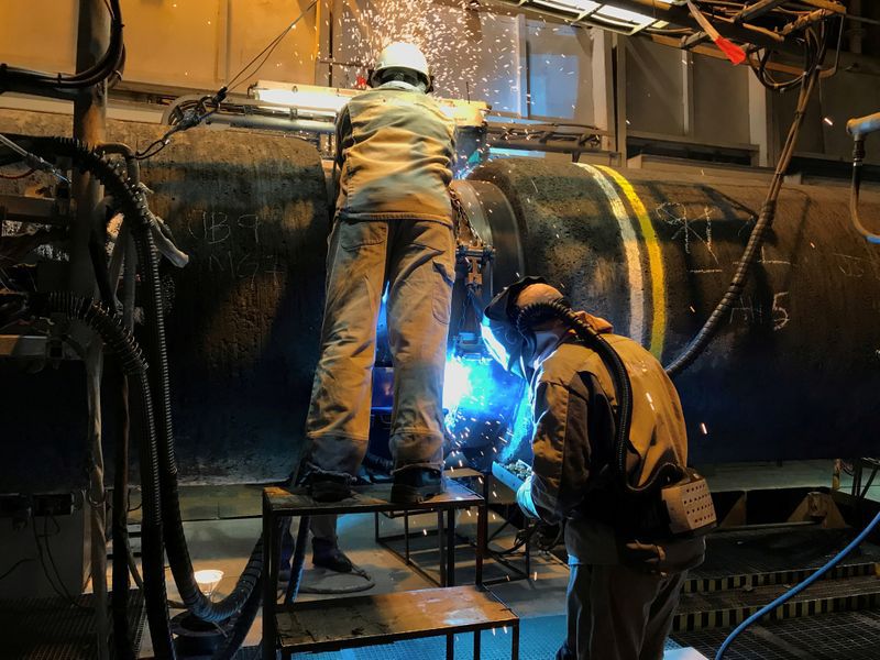 FOTO DE ARCHIVO: Especialistas trabajan a bordo del barco Solitaire de Allseas para preparar la tubería para el gasoducto Nord Stream 2 en el Mar Báltico, el 13 de septiembre de 2019. REUTERS/Stine Jacobsen/File Photo