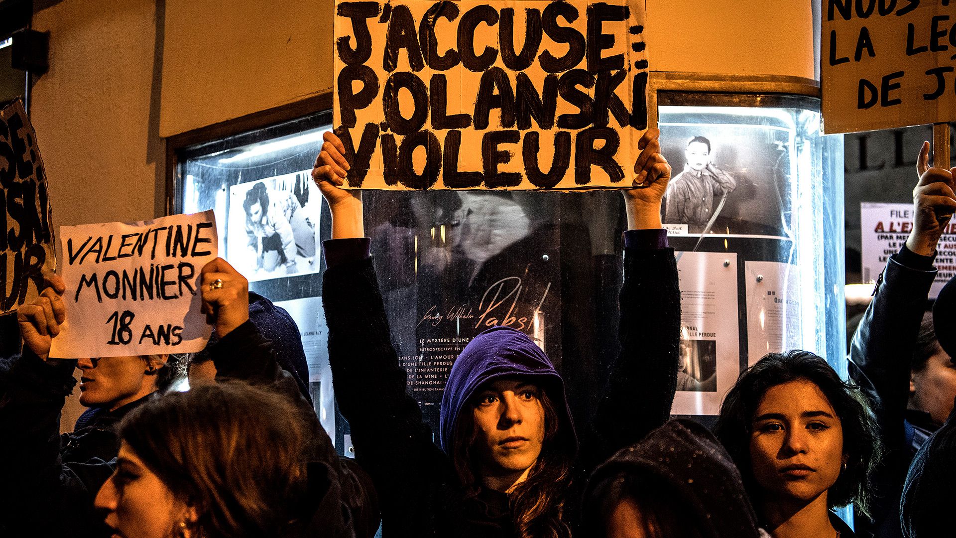 El filme de Polanski recibió protestas en diferentes salas de Francia. "Polanski violador", dice una pancarta (AFP)