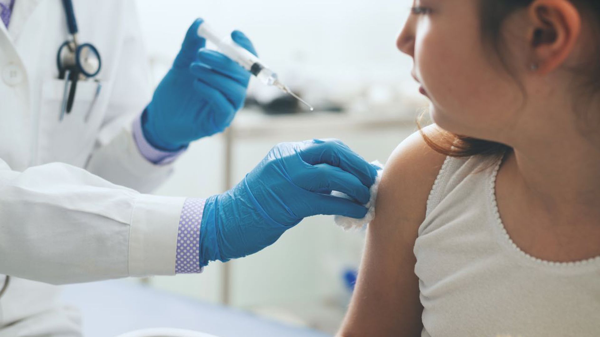 Varios son los profesionales que afirman que se debe insistir en educar al médico y a la población para mejorar las coberturas de vacunación de los adultos. Foto: Archivo DEF.
