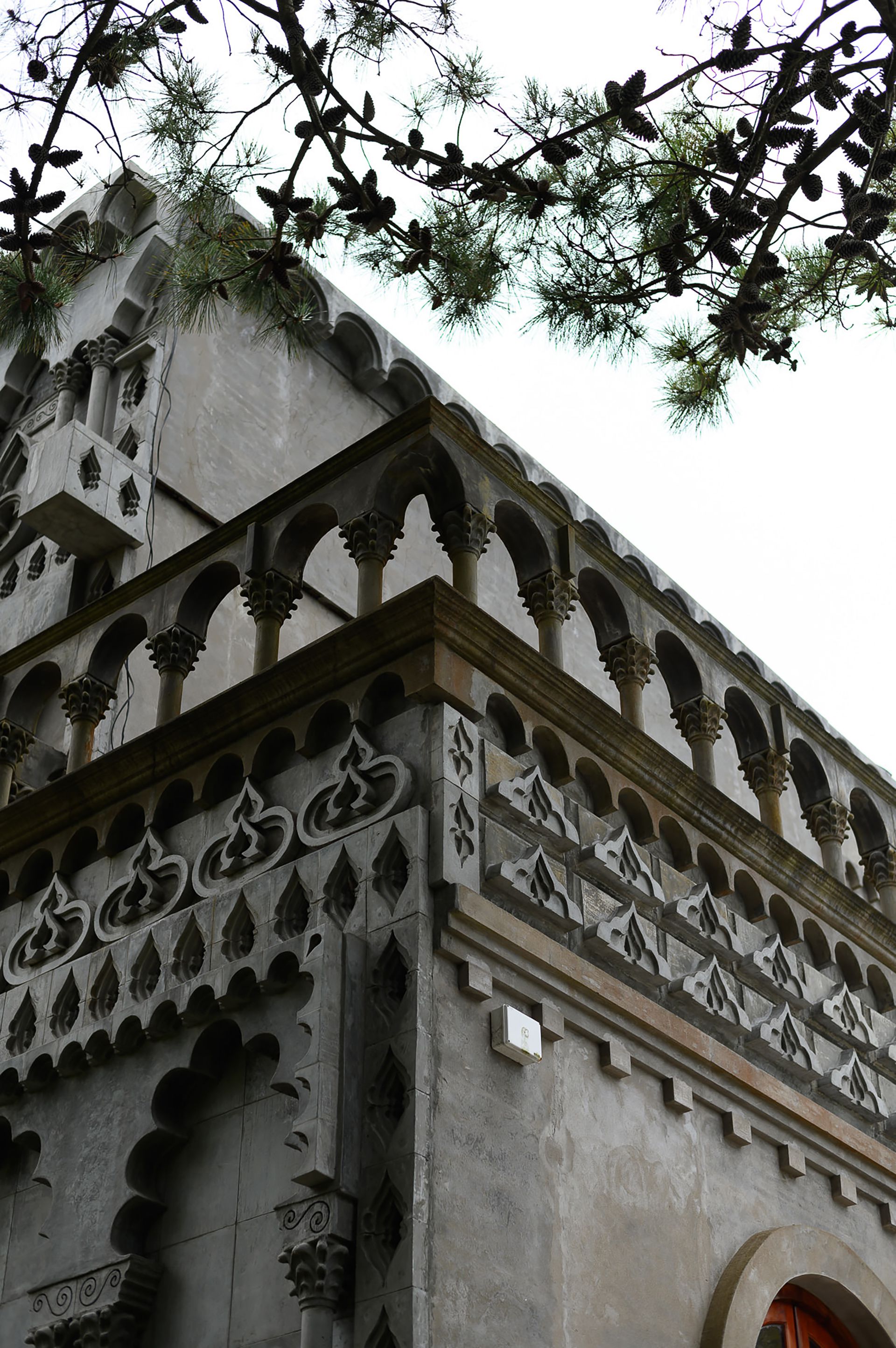 Ornamentos, molduras y detalles en la fachada detienen la atención de los curiosos