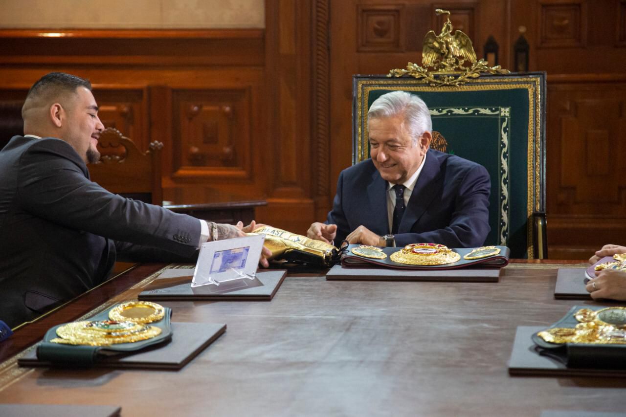 El presidente se reunió con Ruiz en Palacio Nacional después de haber ganado la pelea del 1 de junio. (Foto: Cortesía Presidencia)