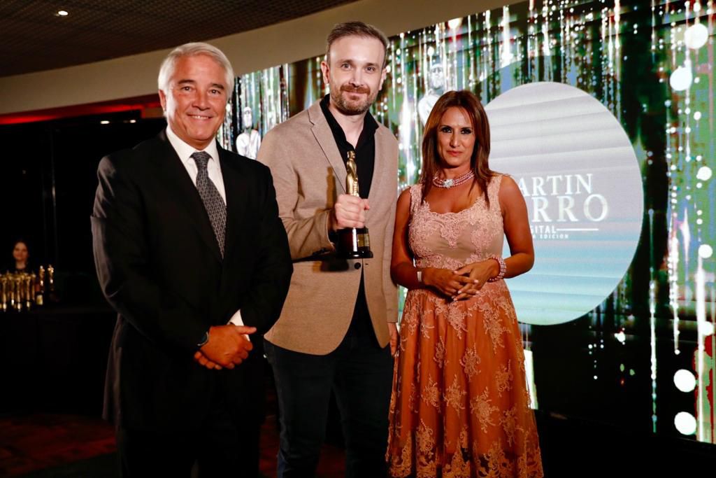 Pablo Deluca, Martín Fernández Paz y Nancy Duré con el premio Martín fierro 2019 (Chule Valerga)