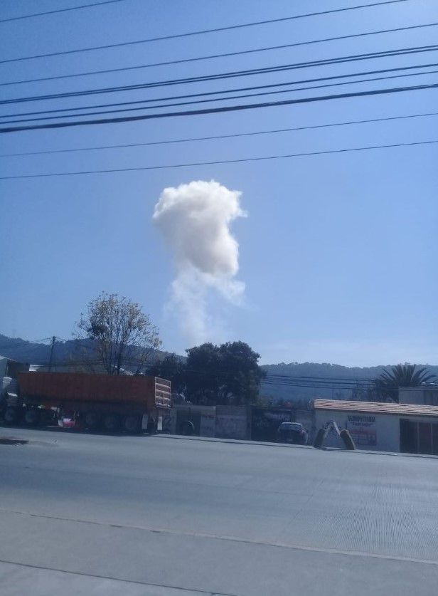 La explosión se registró poco antes de las 13:00 horas (Foto: Twitter@webcamsdemexico)