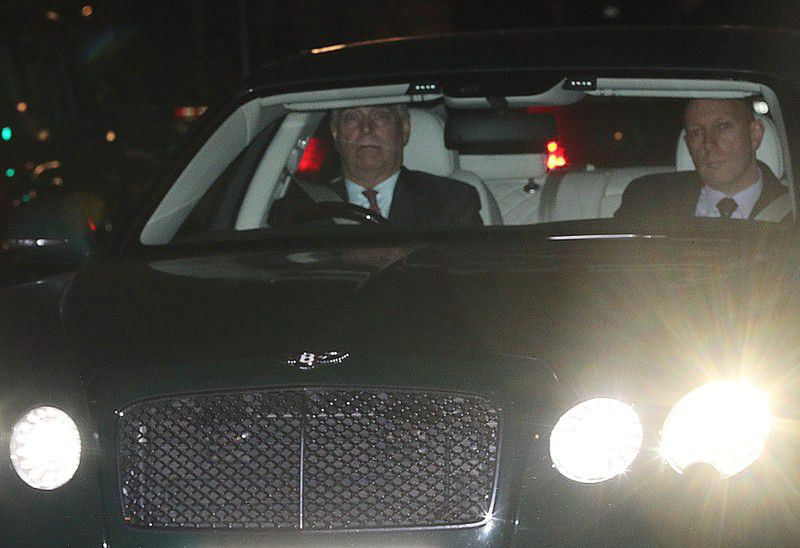 Imagen de archivo del príncipe Andrés (izq) llegando en auto al Palacio de Buckingham en Londres, Reino Unido. 21 nov 2019. REUTERS/Hannah McKay