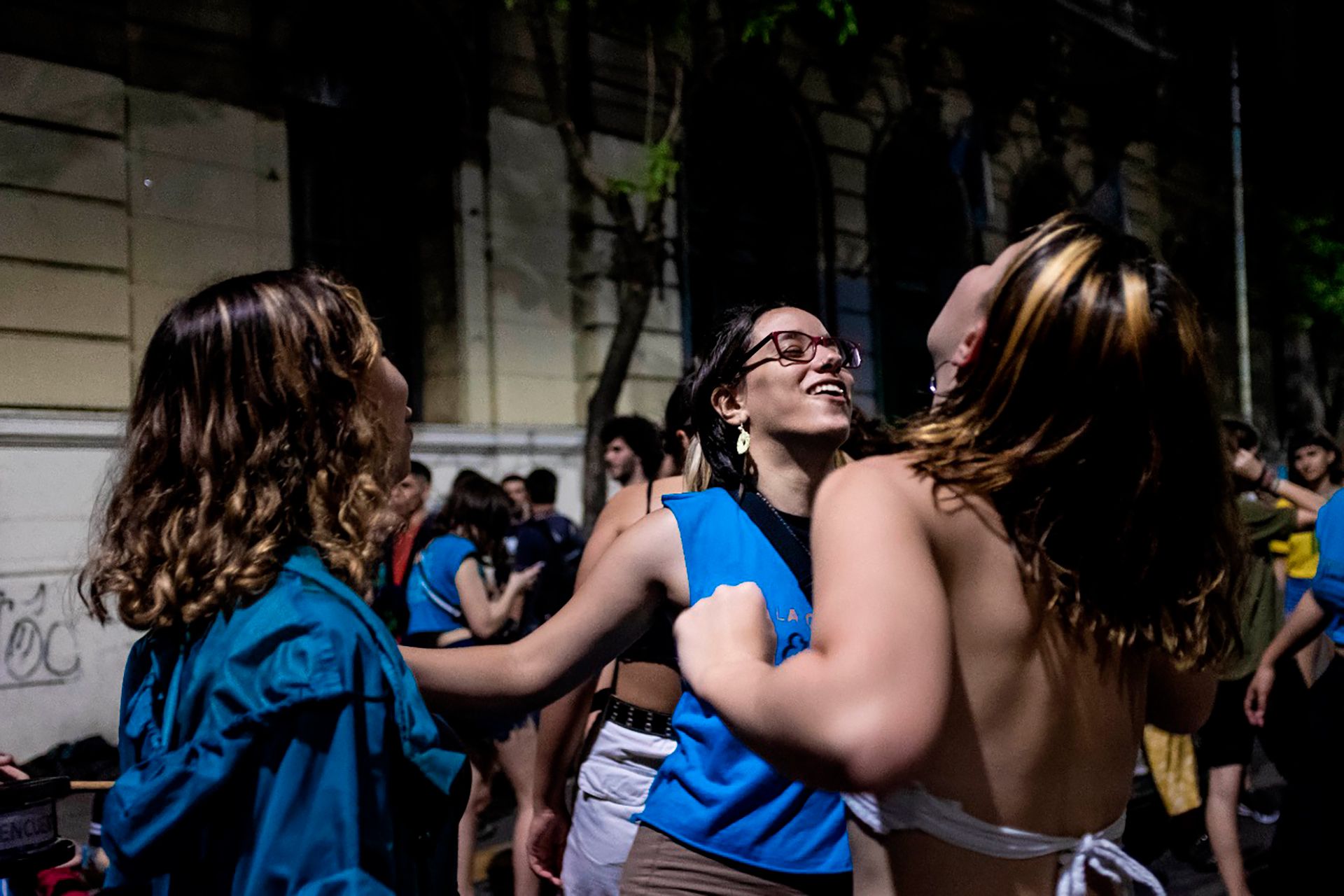 Mira con Milagros Iturriza, izquierda, y Chiara Detinis, en plena celebración callejera durante la elección estudiantil de la Escuela Superior de Comercio Carlos Pellegrini.