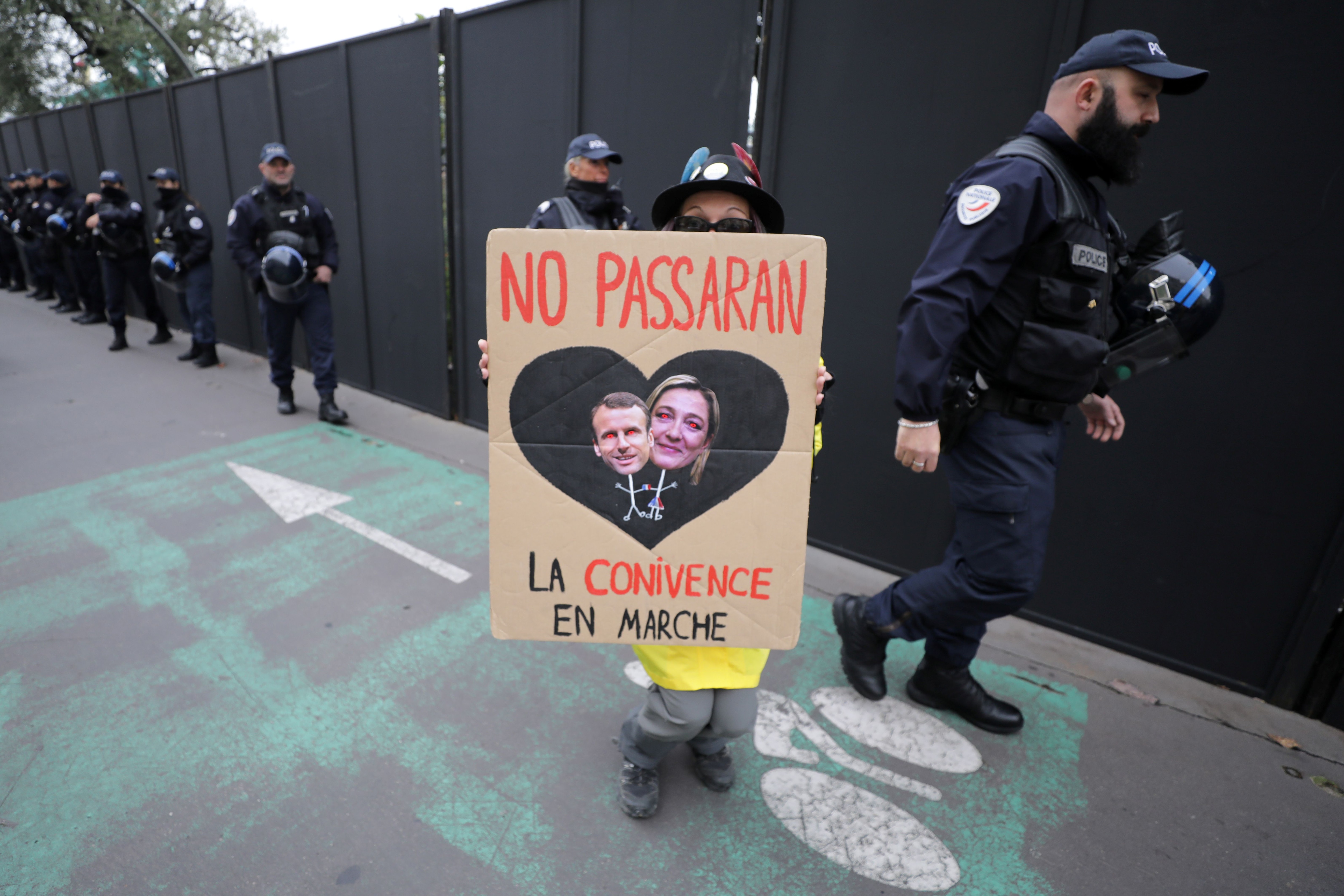 Un cartel con los rostros de Macron y la ultraderechista Marine Le Pen. Según una encuesta del instituto Odoxa-Dentsu, siete de cada diez franceses creen que la protesta está justificada.