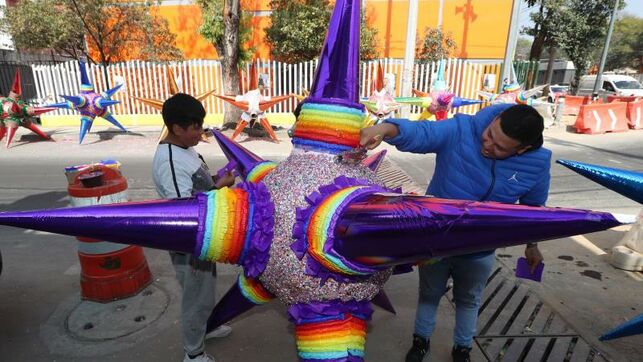 Integrantes de la familia Alcaraz fabrican una piñata gigante (Foto: EFE)