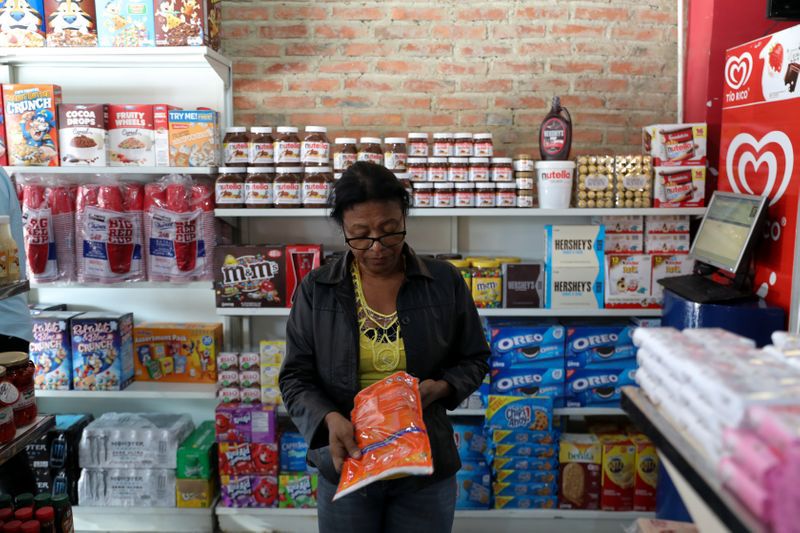 Foto de archivo. Una mujer revisa el precio de un detergente en un "bodegón" en Puerto Cabello, Venezuela. 10 de diciembre de 2019. REUTERS/Manaure Quintero