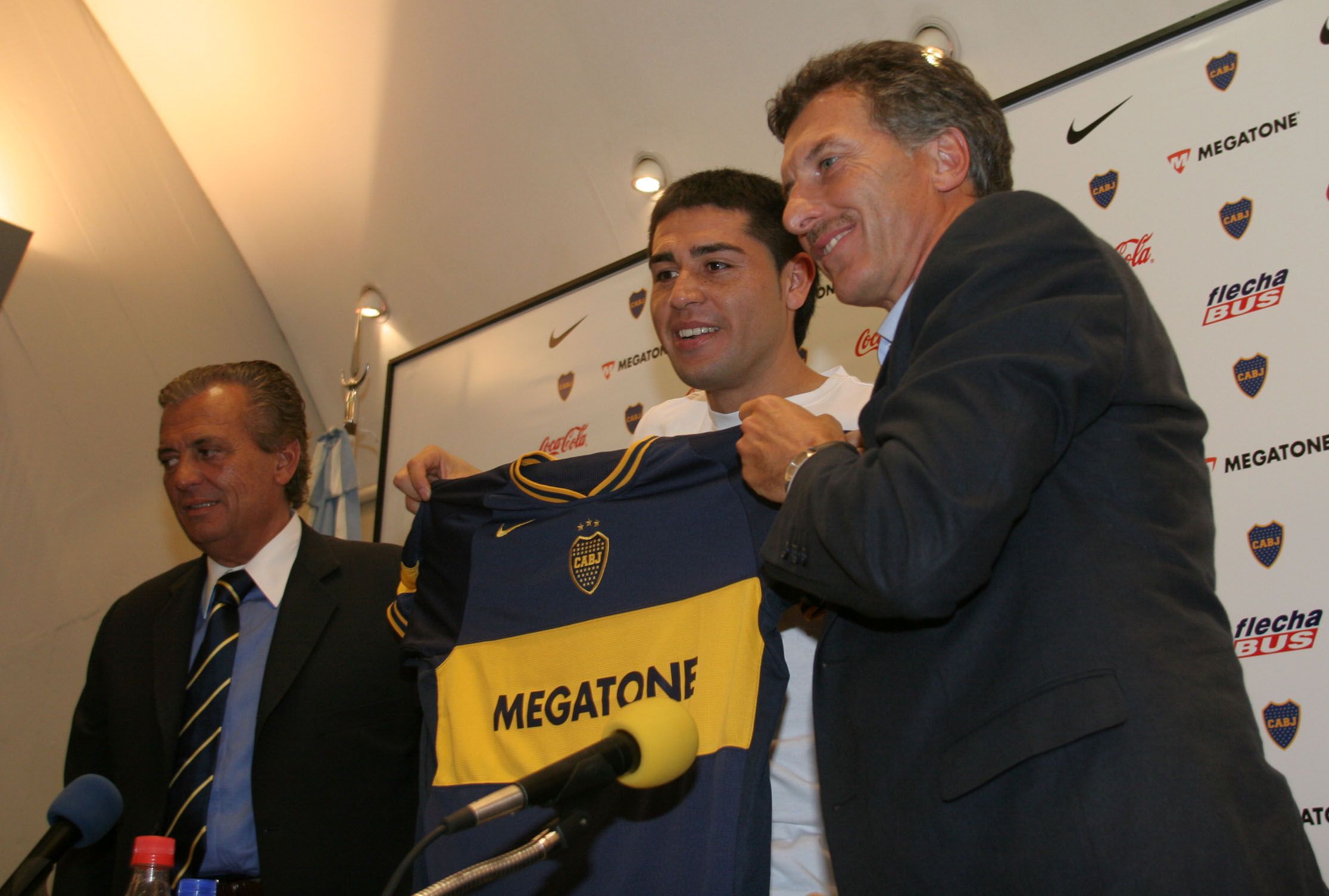 El fallecido Pedro Pompilio y Mauricio Macri en la presentación de Riquelme como refuerzo de Boca en 2007 (Fotobaires)