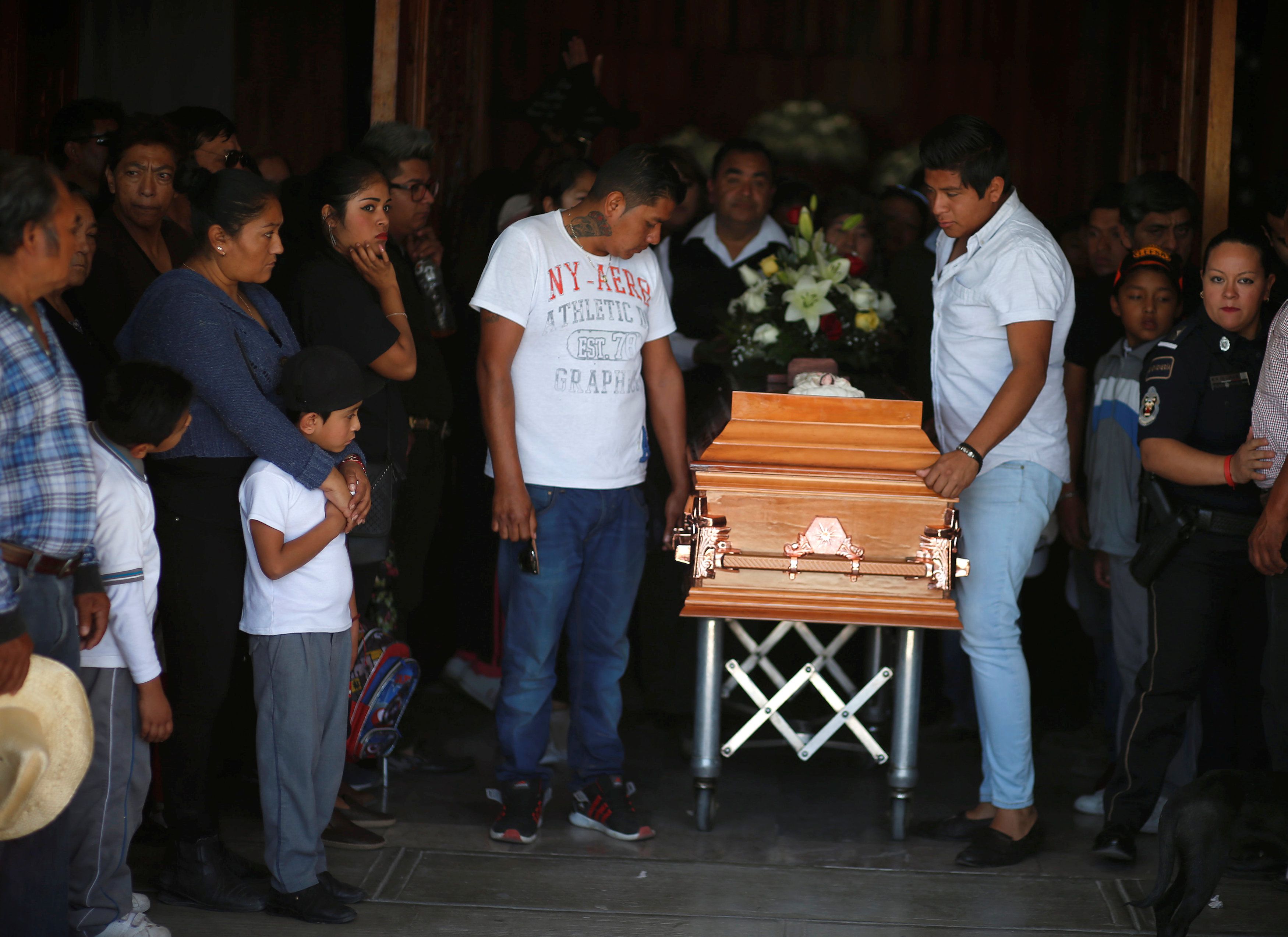 Familias en el sepelio de los muertos de Tlahuelilpan, donde murieron 137 personas REUTERS/Mohammed Salem