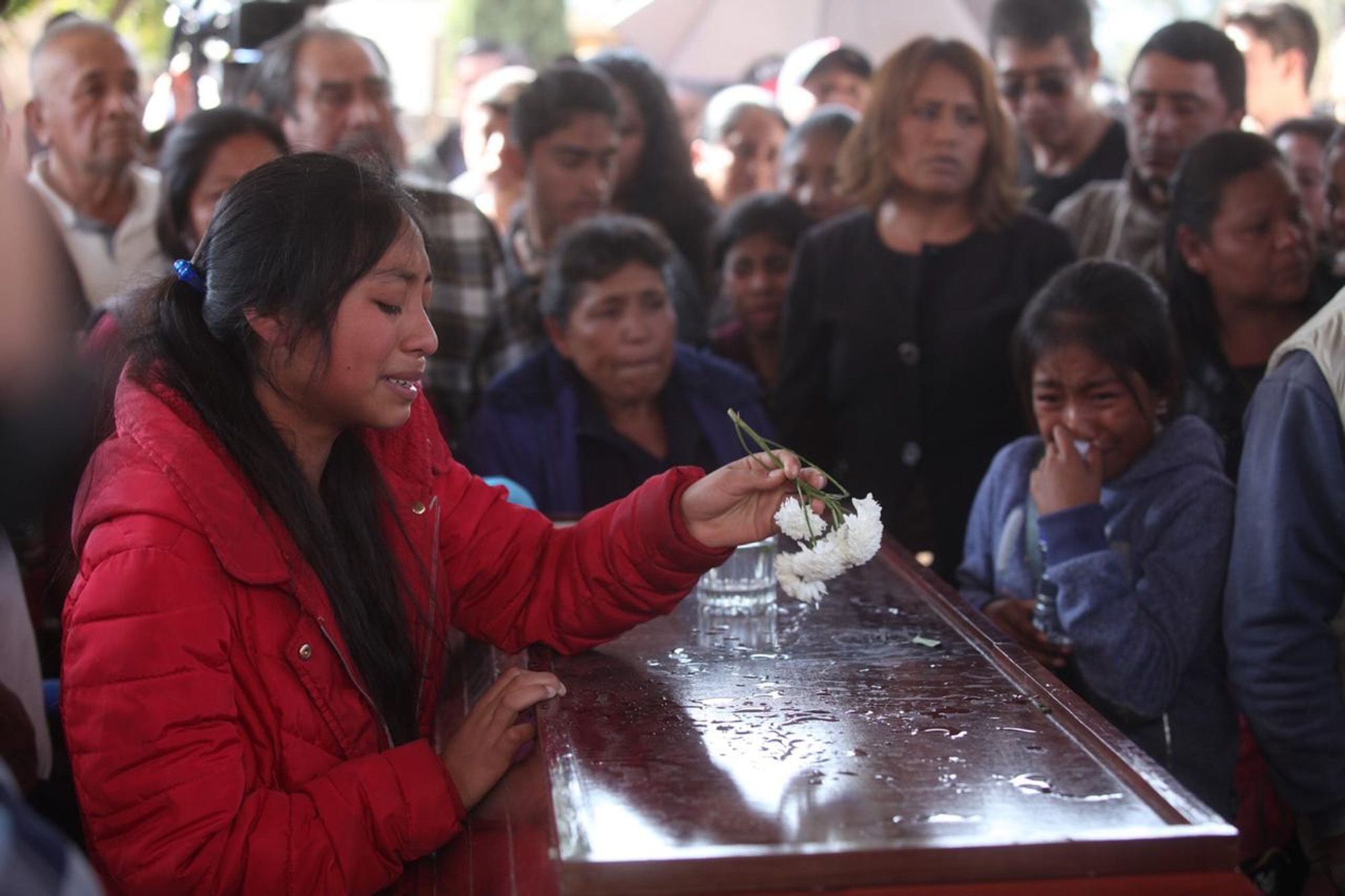 Velación de las víctimas de la tragedia tras la explosión del ducto clandestino en Tlalhuelilpan, Hidalgo, tras el cual 194 niños y adolescentes quedaron huérfanos (Foto: Isaac Esquivel/Cuartoscuro)