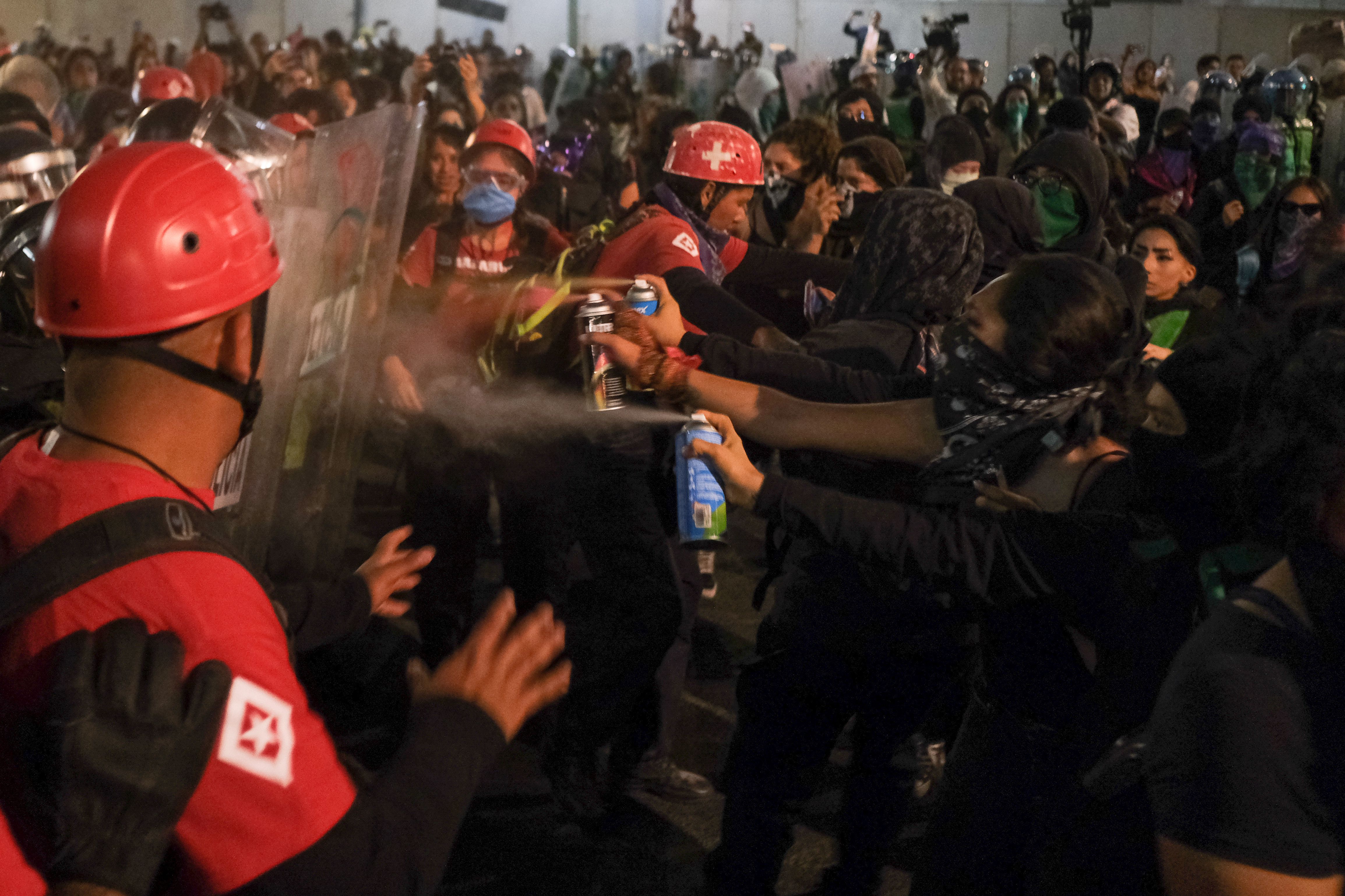 CIUDAD DE MÉXICO, 25NOVIEMBRE2019.- Miles de mujeres marcharon en Conmemoración por el Día Internacional de la Eliminación de la Violencia contra la Mujer. Integrantes de grupos de encapuchadas rompieron vidrios y descenvolvieron las estatuas sobre avenida Reforma. La manifestación dio inicio en el Ángel de la Independencia y terminó en el Zócalo capitalino. FOTO: GRACIELA LÓPEZ /CUARTOSCURO