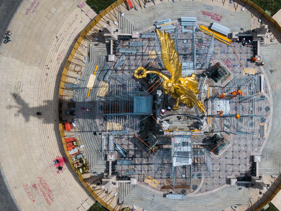 CIUDAD DE MÉXICO, 14SEPTIEMBRE2019.- Trabajadores de la Secretaría de Obras y Servicios del Gobierno de la Ciudad de México colocan un andamio alrededor de la Columna de la Independencia, con lo que inició el proceso de restauración de su estructura tras los daños sufridos por los sismos de septiembre de 2017. FOTO: ISAAC ESQUIVEL /CUARTOSCURO