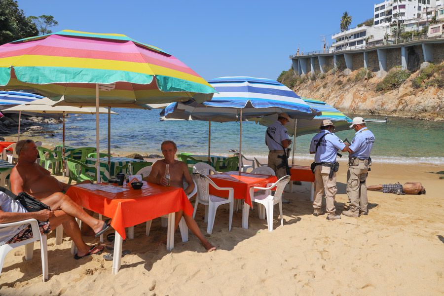 ACAPULCO, GUERRERO, 28FEBRERO2019.- El cuerpo de un hombre emergió de las aguas del mar quedando varado en la Playa Angosta ante la mirada de los turista que ahí estaban departiendo, la víctima contaba con una edad de 55 a 60 años. El reporte lo realizaron los pescadores de la zona; quienes también ayudaron a sacar el cuerpo en una de las lanchas de los mismos. Personal de seguridad pública acudió a realizar las diligencias correspondientes, llevándose el cuerpo para la necropsia de ley. Hasta el momento se desconoce la identidad de la víctima. FOTO: BERNANDINO HERNÁNDEZ /CUARTOSCURO