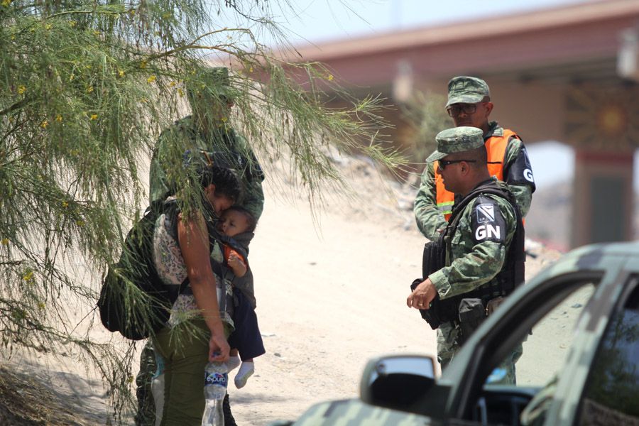 CIUDAD JUÁREZ, CHIHUAHUA, 26JUNIO2019.- La Guardia Nacional que esta apostada en las orillas del Río Bravo, detuvieron a una madre migrante con sus dos hijos, quienes intentaron cruzar hacia los Estados Unidos, fueron entregados a personal Instituto Nacional de Migración, quienes determinarán su situación migratoria en el paí. La hoy detenida comento que duro un mes para llegar a esta frontera y es originaria de Honduras. FOTO: NACHO RUIZ /CUARTOSCURO