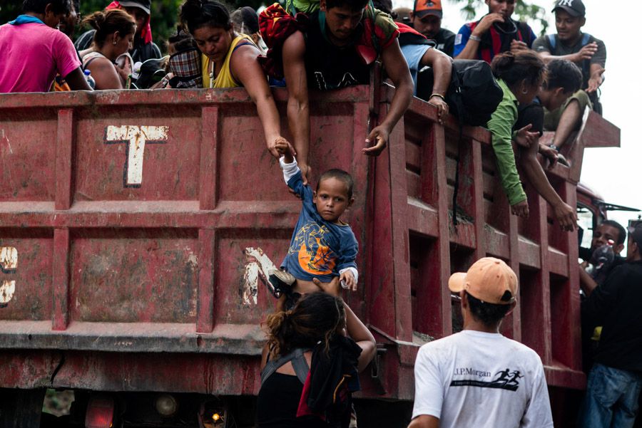 HUIXTLA, CHIAPAS, 25MARZO2019.- Un chofer de transporte de carga permitió por unos metros que algunos migrantes se subieran en su transporte y así mitigar un poco el cansancio, se dió prioridad a niños y mujeres para este viaje. FOTO: ISABEL MATEOS /CUARTOSCURO
