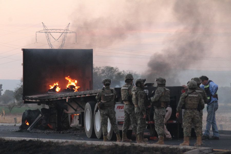 MUNICIPIO DE VILLAGRÁN, GUANAJUATO, 29ENERO2019.- En la carretera que comunica a los municipios de Celaya y Salamanca, se llevaron a cabo bloqueos en respuesta a un operativo realizado por elementos de la Marina, quienes aseguraron pipas en las que se transportaba hidrocarburo del cual no se pudo acreditar la procedencia. Momentos antes, las fuerzas de la Marina y encargados de seguridad física de Pemex realizaron el aseguramiento de un carro tanque que transportaba gasolina en un predio de la comunidad de San Salvador Torrecillas. Esto generó una manifestación de inconformidad por parte de los vecinos de la zona, quienes de acuerdo con algunas versiones, comenzaron a quemar la maleza, con la finalidad de que las autoridades federales se retiraron del lugar, para después cerrar la carretera con vehículos y prenderles fuego.
FOTO: ÓSCAR CORTZAR /CUARTOSCURO