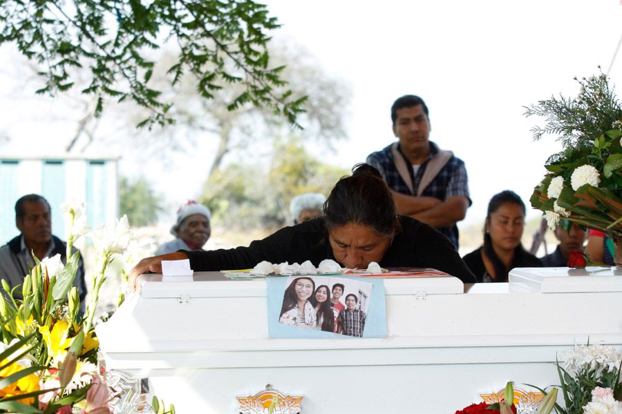 HUATLATLAUCA, PUEBLA, 02MAYO2019.- Se velaron los restos de Aideé Mendoza la joven asesinada el pasado lunes mientras tomaba clases en el plantel Oriente del Colegio de Ciencias y Humanidades (CCH) de la UNAM, en Ciudad de México.
FOTO: MIREYA NOVO /CUARTOSCURO