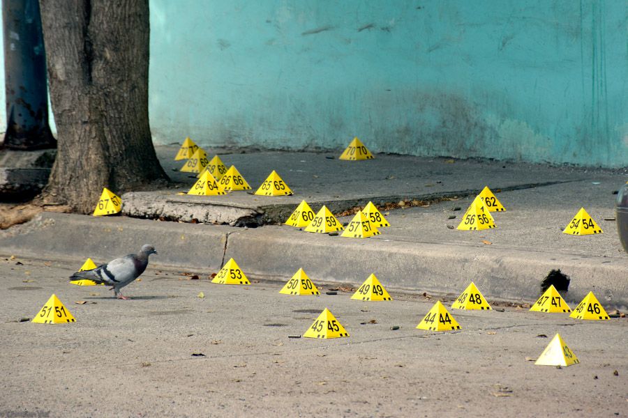 CULIACÁN, SINALOA, 26JULIO2019.- Un muerto y un herido grave fue el saldo que dejó una balacera registrada frente a la Clínica Santa María, en la zona centro de esta ciudad, durante la cual hombres dispararon en más de 100 ocasiones con fusiles de asalto AK-47 y pistolas calibre 38 súper. Las corporaciones policiacas informaron que el hecho ocurrió alrededor de las 07:50 horas sobre la calle Ramón Corona y Francisco Villa, en la zona centro.
FOTO: JUAN CARLOS CRUZ/CUARTOSCURO