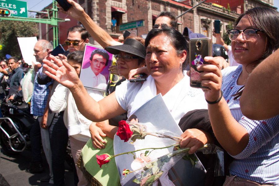 CIUDAD DE MÉXICO, 09OCTUBRE2019.- Miles de admiradores de El Príncipe de la Canción, José José, le dieron el último adiós en las cercanías del Palacio de Bellas Artes.
FOTO: VICTORIA VALTIERRA /CUARTOSCURO