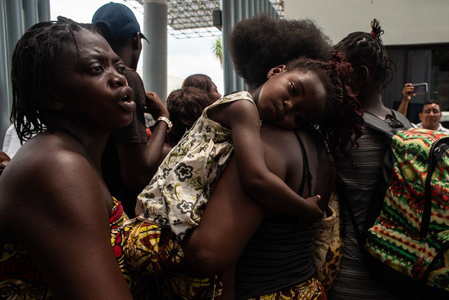 TAPACHULA, CHIAPAS, 08ABRIL2019.- Migrantes africanos y haitianos, se manifestaron hoy en la puerta de la Estación Migratoria Siglo XXI, debido a la falta de respuestas de las autoridades después de la lista que se hizo el viernes pasado, se les había prometido resolver su situación y ayuda humanitaria. Después de la manifestación 12 mujeres embarazadas entraron a la estación y se les dijo que mañana entrarán cincuenta mujeres más. FOTO: ISABEL MATEOS /CUARTOSCURO